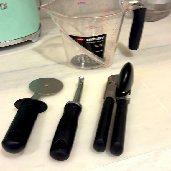 Oxo can opener/pizza cutter/peeler/ cuisinart jucier bundle - Picture 2 of 9